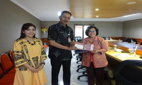 Pemberian CindraMata dari Kunjungan Kerja BANK INDONESIA