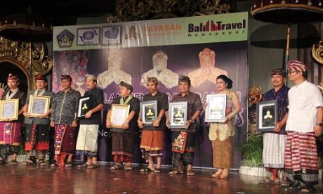 Pemberian Penghargaan di Acara Tri HitaKarana Bali