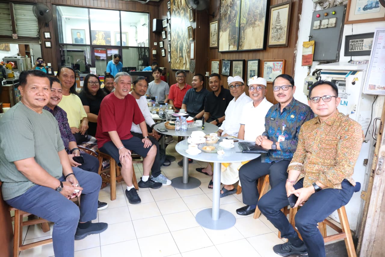Diskusi Penataan Wajah bersama para seniman dan pemilik toko di Jalan Gajah Mada