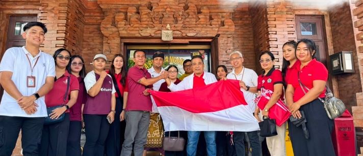 Penyerahan Bendera Merah Putih di Desa Peguyangan Kangin