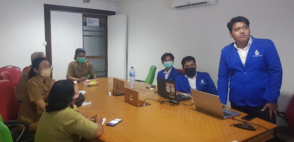 Mahasiswa STIKOM Bali Mempresentasikan Laporan PKL Selama PKL di Kominfo
