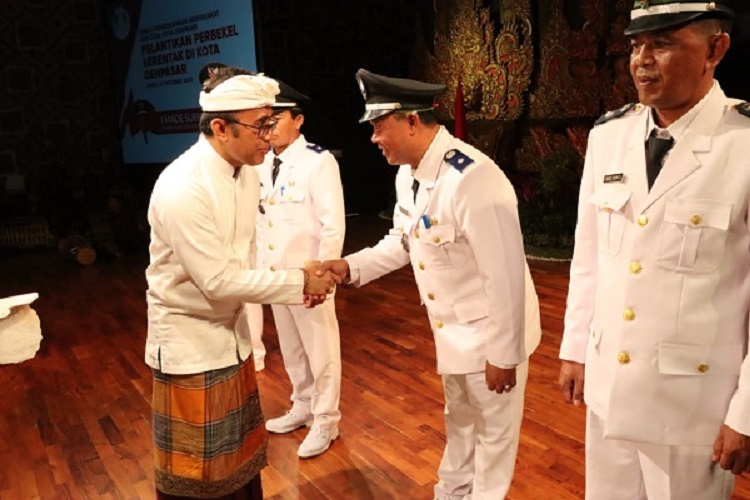 WALIKOTA DENPASAR LANTIK SERENTAK PERBEKEL DI KOTA DENPASAR