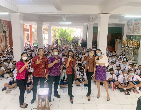 Kolaborasi Kominfos di MPLS SMP PGRI 5 Denpasar