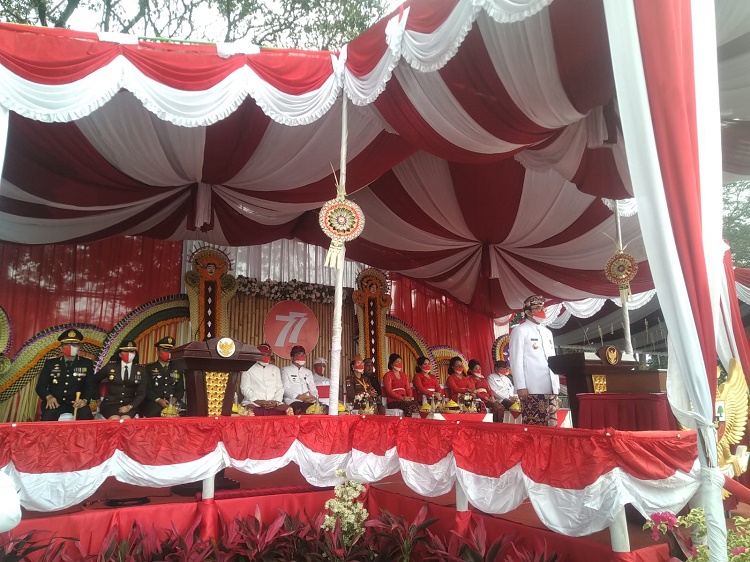 UPACARA PENGIBARAN BENDERA MERAH PUTIH DI LAPANGAN LUMINTANG DENPASAR