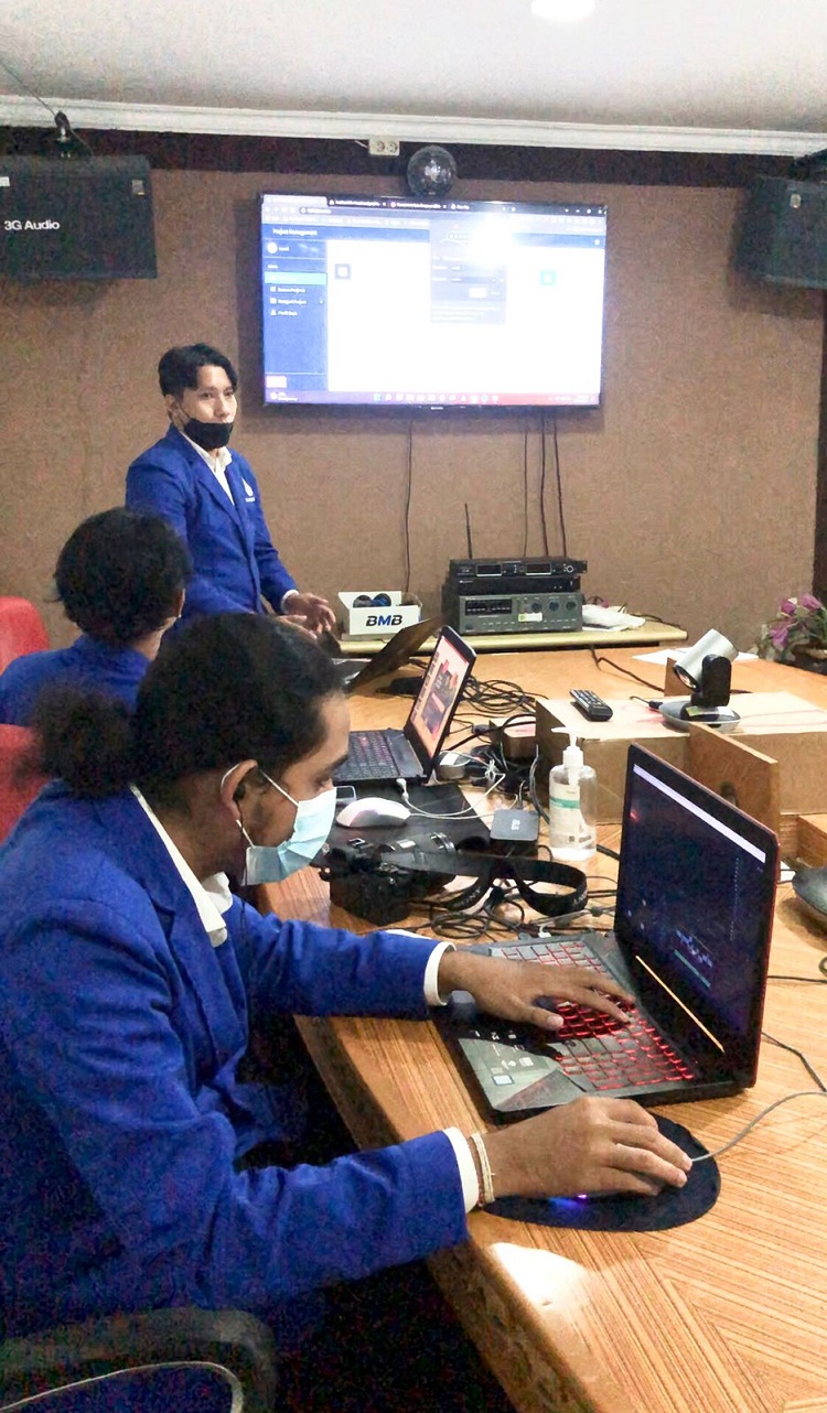TUNTASKAN MASA PKL,KOMINFOS DENPASAR SAKSIKAN PAPARAN MAHASISWA STIKOM