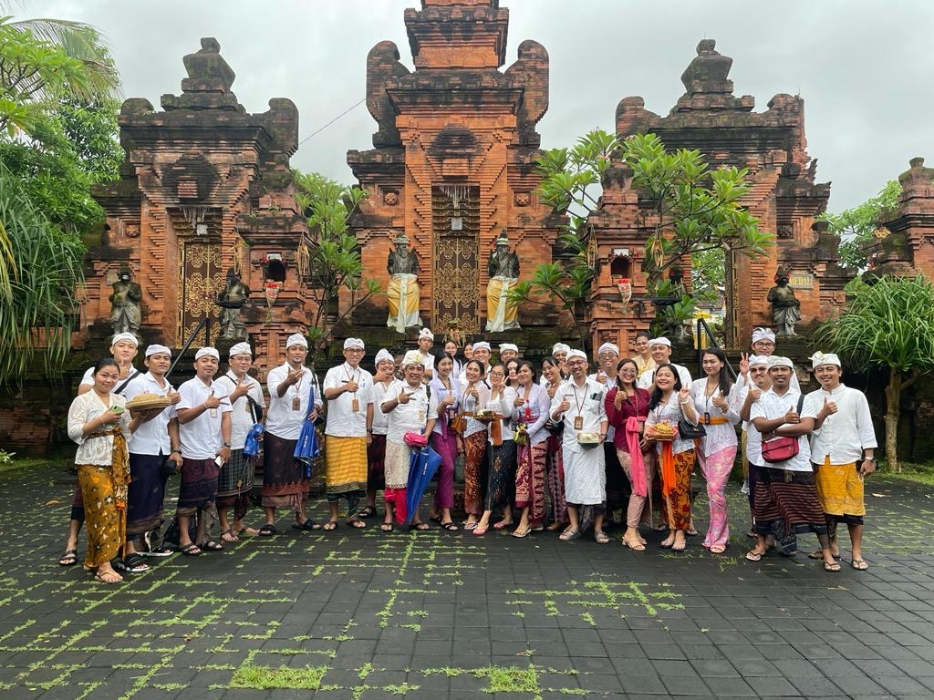 Sembahyang bersama Diskominfos Denpasar
