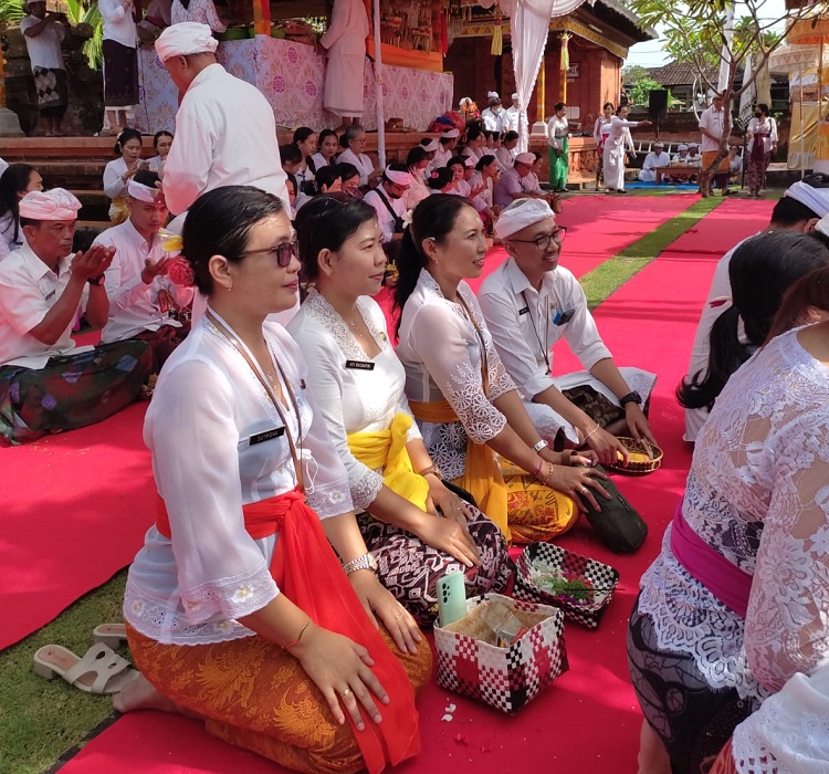 Piodalan Di Pura Agung Lokanatha Lumintang