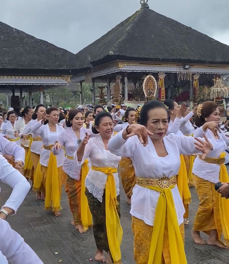 Nganyarin Ring Pura Besakih