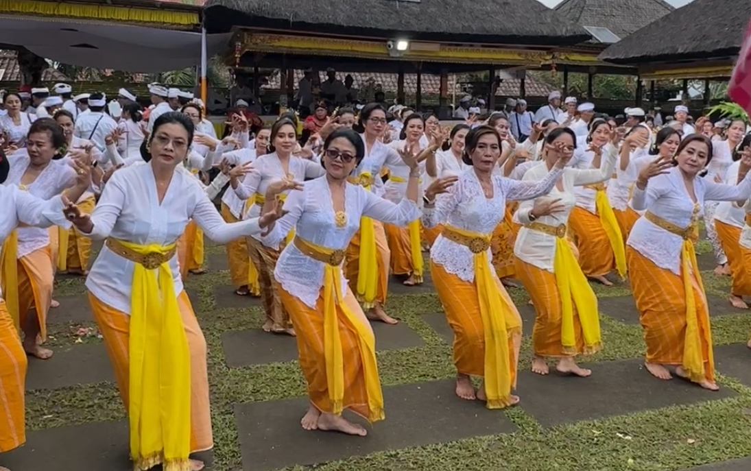 Dinas Komunikasi Informatika dan Statistik Kota Denpasar melaksanakan persembahyangan di Pura Mandara Giri Semeru Agung