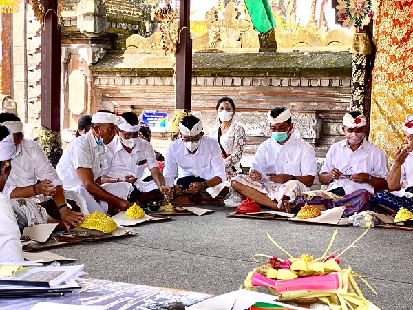 Ngaturang Bakti Pengayar Ke Pura Batur