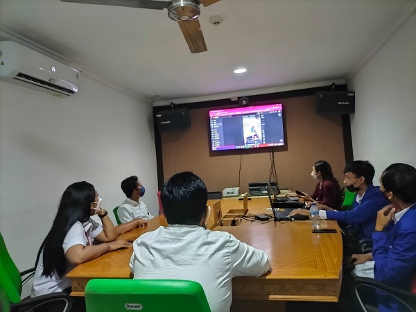 Mahasiswa PKL Di Kominfos Denpasar Melaksanakan Presentasi