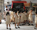 SISWA-SISWI ANTRI FASILITAS INTERNET GRATIS M-CAP