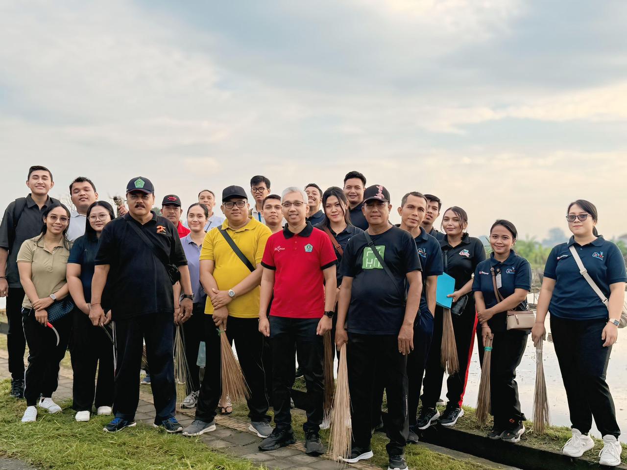 Semangat Gotong Royong dalam Kegiatan Jumat Bersih di Subak Lungtad Desa Adat Peninjoan