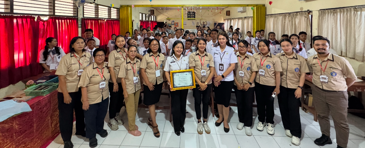 Memasuki hari ketiga pelaksanaan Masa Pengenalan Lingkungan Sekolah (MPLS) Tahun 2026, Dinas Komunikasi, Informatika, dan Statistik (Kominfos) Kota Denpasar kembali hadir menyapa para siswa SMP melalui kegiatan edukasi literasi digital.